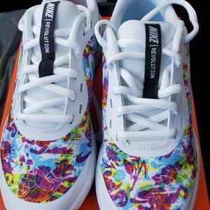 Nike Revolution 5 Fable Sneaker- size 4 youth- NEW